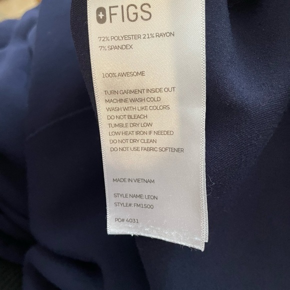 FIGS Leon Three-Pocket Scrub Top - Picture 6 of 6
